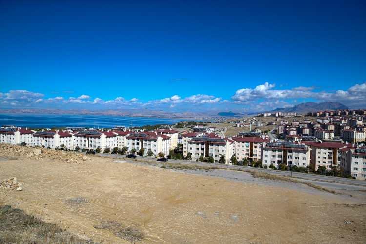<p>Kışın dondurucu soğuğunda vatandaşların barınma ihtiyacının karşılanması için ilk etapta 75 bin çadır dağıtıldı. Daha sonra kente getirilen 29 bin 500 konteynerle kurulan 35 konteyner kentte geçici barınma ortamı oluşturuldu, bir ayda depremzedeler için inşa edilecek konutların temeli atıldı.</p>