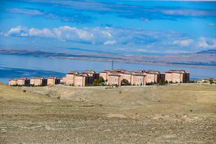 <p>Edremit, İpekyolu, Tuşba il&ccedil;eleri ile Erciş'te 17 bin 489 konut TOKİ tarafından yapılarak bir yıl i&ccedil;inde depremzedelere teslim edildi. B&uuml;y&uuml;kşehir Yasası ile mahalle stat&uuml;s&uuml;ne ge&ccedil;en k&ouml;ylerde de 8 bin 532 bireysel konut tamamlanarak hak sahiplerinin hizmetine sunuldu.</p>
