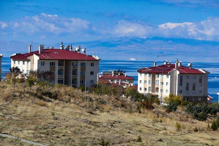 <p>TOKİ tarafından yaptırılan binlerce konut, kentte en g&uuml;venli toplu yaşam alanları haline geldi. Kısa s&uuml;rede tamamlanan evlerine yerleşen vatandaşlar, 12 yıldan bu yana evlerinde g&uuml;venle oturmanın mutluluğunu yaşıyor.</p>
