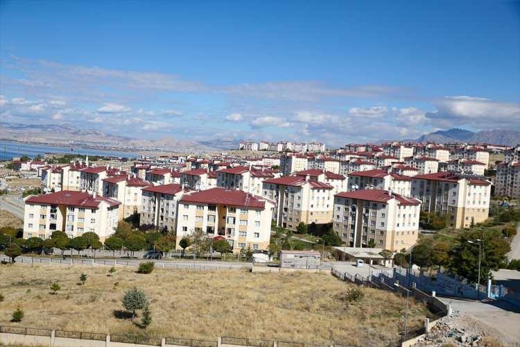 <p>Depremin ardından yeni yaşam alanı olarak belirlenen ve binlerce konut inşa edilen Edremit il&ccedil;esindeki Erenkent Mahallesi'nin muhtarı &Ouml;znur Pazarbaşı Bing&ouml;l, AA muhabirine, depreme evde yakalandığını ve o anı unutamadığını s&ouml;yledi.</p>
