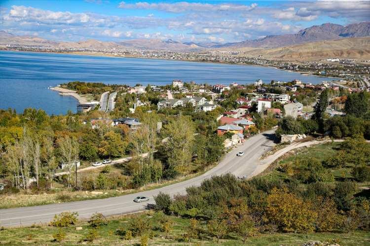 <p>Depremde devlet ve milletin el ele vererek Vanlıların yardımına koştuğunu anlatan Bing&ouml;l, ş&ouml;yle konuştu:</p>

<p>&nbsp;</p>

<p>"O g&uuml;nler &ccedil;ok zordu. Depremde binanın i&ccedil;inde mahsur kaldık, &uuml;zerimize taşlar d&uuml;ş&uuml;yordu. İnşallah bir daha yaşamayız. Depremin ardından hızlı bir şekilde ambulanslar, helikopterler, u&ccedil;aklar ardı ardına geldi. Devletimiz sayesinde hi&ccedil;bir sıkıntı yaşamadık. &Ouml;lenler, yaralanan oldu ama kısa s&uuml;rede konteynerler, &ccedil;adırlar g&ouml;nderildi. T&uuml;m T&uuml;rkiye yanımızdaydı. Yaralarımız hızlıca sarıldı. Depremin ardından binlerce konut inşa edildi. Sadece bizim mahallede yaklaşık 12 bin konut inşa edildi. Yeni bir kent kuruldu. TOKİ sayesinde depreme dayanıklı yapılar yapıldı. Herkes bu konutlara yerleşmeye &ccedil;alışıyor. Hi&ccedil; boş konutumuz yok."</p>
