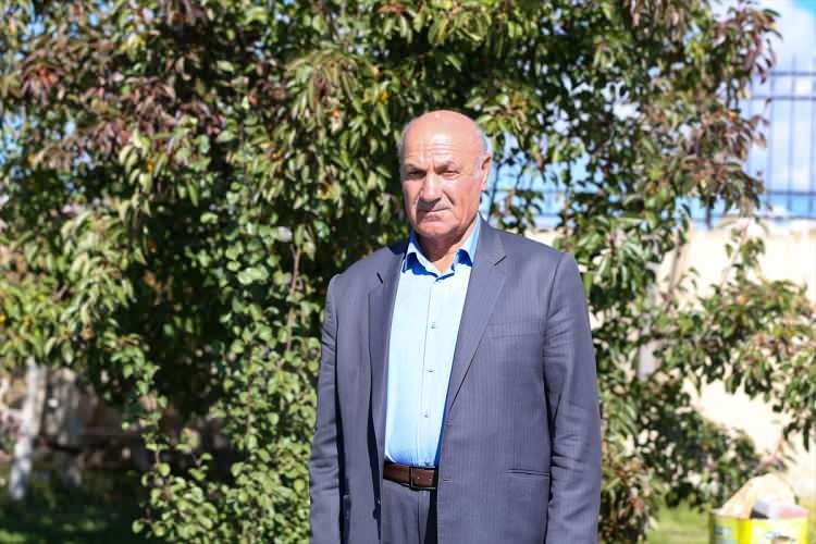 <p>Tek katlı konutların yapıldığı Tuşba il&ccedil;esindeki Bardak&ccedil;ı Mahallesi'nin muhtarı Tevfik U&ccedil;ar da "12 yıl &ouml;nce b&uuml;y&uuml;k bir deprem yaşadık. Y&uuml;zlerce insanımızı kaybettik. Devletimiz b&uuml;t&uuml;n imkanlarıyla buradaydı. Bir yandan, &ccedil;adırlar, bir yandan konteynerler kuruldu. Battaniyeler, ısıtıcılar g&uuml;n&uuml;nde ulaştırıldı. Devlet bizi sahipsiz bırakmadı. T&uuml;m imkanlar seferber edildi. Devlet bize kucak a&ccedil;tı. Evleri yıkılan herkese konut yaptı. Kimse dışarıda kalmadı." ifadelerini kullandı.</p>
