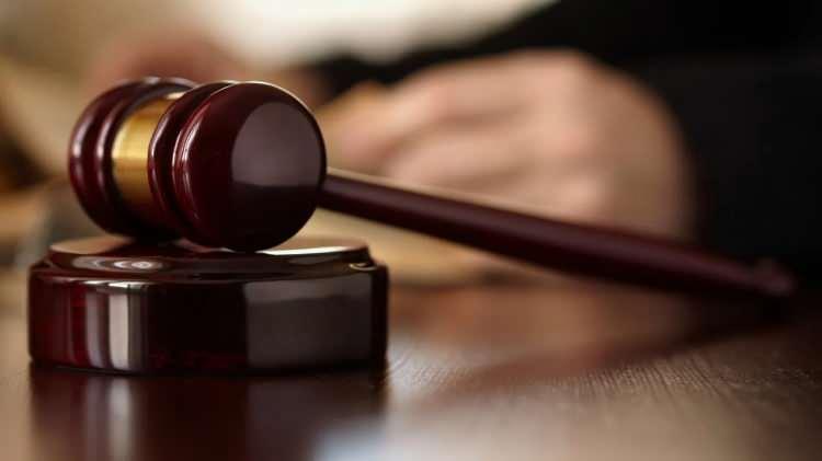 <p>Buna göre,<strong> izin belgesi bulunmaksızın turizm amaçlı kiralanan konutları kiraya verenlere, kiralama yapılan her bir konut için 100 bin lira idari para cezası uygulanacak ve izin belgesi alarak faaliyette bulunabilmesi için 15 gün süre </strong>verilecek. </p>