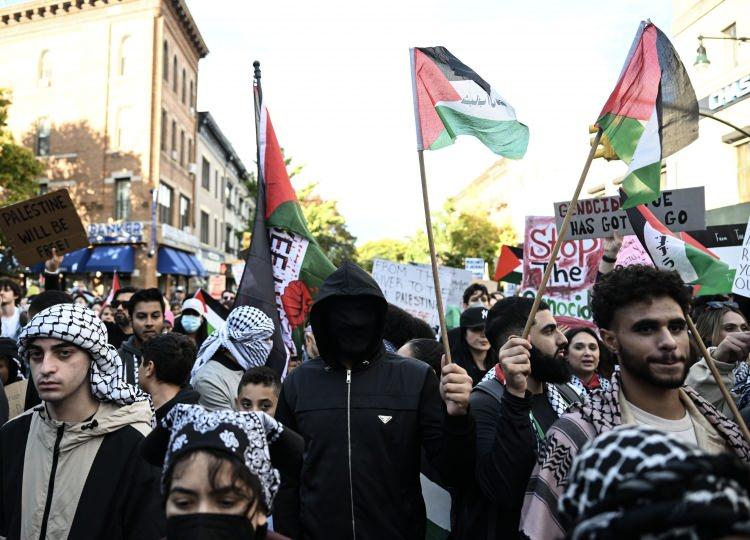 <p><strong>NEW YORK</strong></p>
<p>ABD'nin New York kentinde toplanan binlerce kişi, İsrail'in Gazze'ye yönelik saldırılarını protesto etti.</p>
<p> </p>