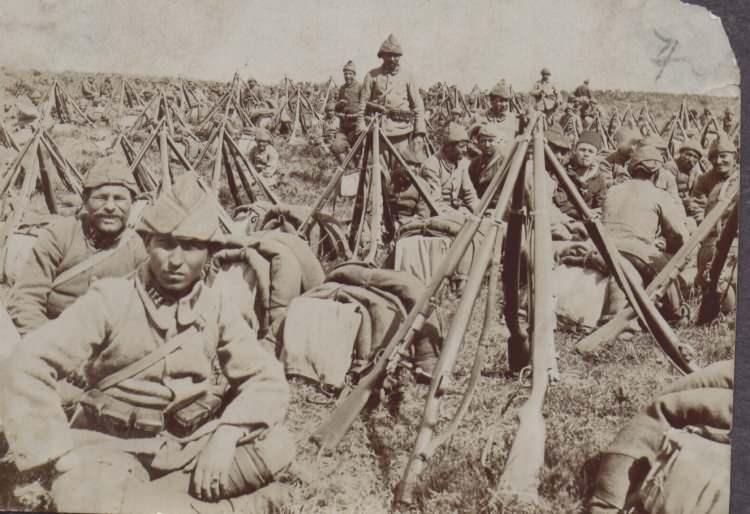 <p>Çanakkale Cephesindeki Kara Muharebeleri 25 Nisan 1915 gününde başladığını kaydeden Doç. Dr. Barış Borlat, “25 Nisan gününde başlayan Kara Muharebeleri içerisinde kısa zamanda hızla şehit ve yaralı sayıları artmıştır. </p>
