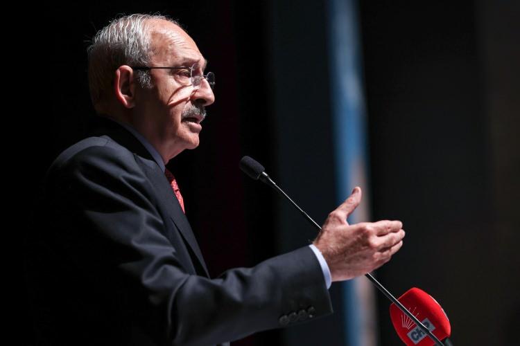 <p><strong>İL KONGRELERİ SONRASI GÖZLER BAŞKANLIK YARIŞINDA</strong></p>
<p>Kurultaya sayılı günler kala Cumhuriyet Halk Partisi'nde (CHP) değişimciler ve genel merkezciler arasındaki yarış da hız kazandı. CHP'nin 81 ilde gerçekleştirdiği il kongrelerini tamamlamasıyla gözler, genel kurulda yapılacak genel başkanlık seçimlerine yöneldi.</p>