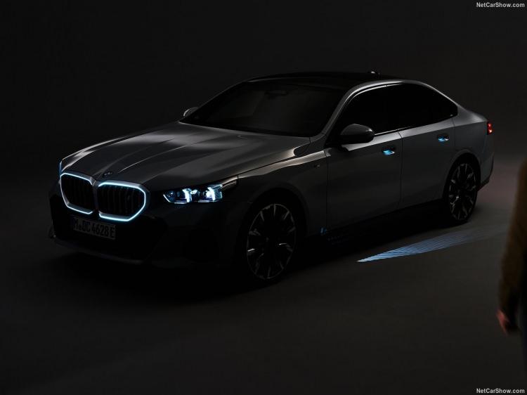 <p>Yeni BMW 5 Serisi Sedan, Türkiye’ye ilk etapta içten yanmalı mild hybrid dizel motorlu versiyonuyla geliyor</p>