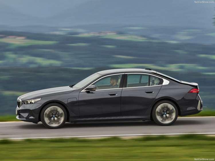 <p>Ön rezervasyon sürecine 5.093.800 TL fiyatla başlanan Yeni BMW 520d xDrive Sedan, yetkili satıcılarda yerini aldı.</p>