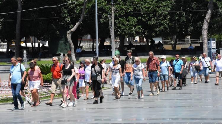 <p>Çelik, Ankara'da 16-17 dereceye düşen sıcaklıkların hafta sonunda 24-25 dereceye, İstanbul'da 23-25 dereceye, İzmir'de 28 dereceye kadar yükseleceğini bildirdi.</p>
<p> </p>