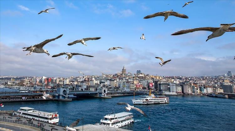 <p><strong>PASTIRMA SICAKLARI NEDİR?</strong></p>
<p>Pastırma yazı, genellikle sonbahar mevsiminin sonundaki (ekim ayının sonundan kasım ayının ortasına kadar) güneşli, hava sıcaklığının mevsime göre yüksek olduğu günler için kullanılan bir ifadedir.</p>