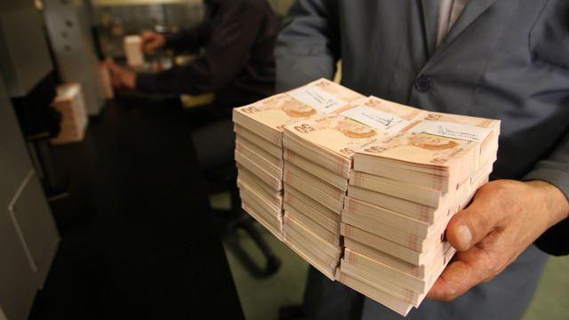 <p>AK Parti Hazine'den toplamda 2 milyar 658 milyon lira, CHP 1 milyar 892 milyon lira, MHP 752 milyon lira, İYİ Parti 722 milyon lira, Yeşil Sol Parti ise 658 milyon lira yardım alacak.</p>
