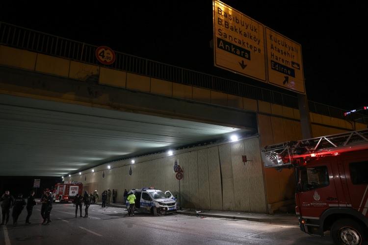 <p>Yaşanan kaza sonucu 2 polis memuru ağır yaralanırken, sürücüsünün adı öğrenilemeyen hafriyat kamyonu kaçmaya devam etti.</p>