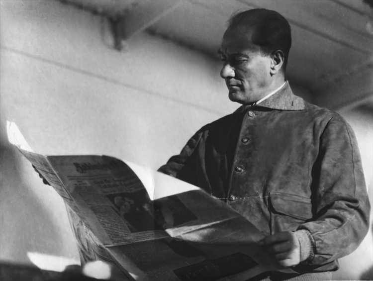 <p>Cumhurbaşkanı Mustafa Kemal Atatürk, 27 Kasım 1930'da Trabzon'a Ege Vapuru ile giderken vapurda gazete okudu. (Arşiv-27.11.2023) ( AA Arşivi - Anadolu Ajansı )</p>
