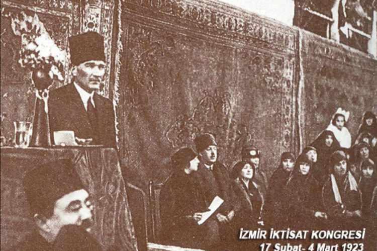 <p>Gazi Mustafa Kemal Atatürk liderliğinde Cumhuriyet'in kurucu kadroları, siyasi bağımsızlık kadar, iktisadi bağımsızlığın da kazanılmasına büyük önem verdi. Bu kapsamda, 17 Şubat 1923'te ülkenin dört bir yanından gelen katılımcılarla İzmir İktisat Kongresi düzenlendi.</p>

