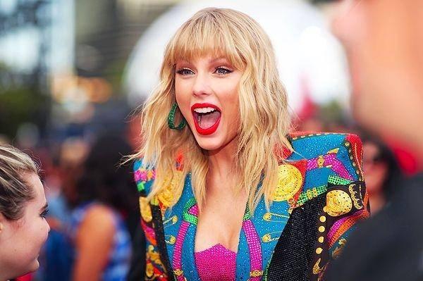 <p><strong>Bir çok ülke ve şehirlerde severek dinlenen ve turnelerinin düzenlendiği başarılı şarkıcı  Taylor Swift, milyarderlik statüsüne ulaşan nadir sanatçılardan oldu.</strong></p>

<p> </p>
