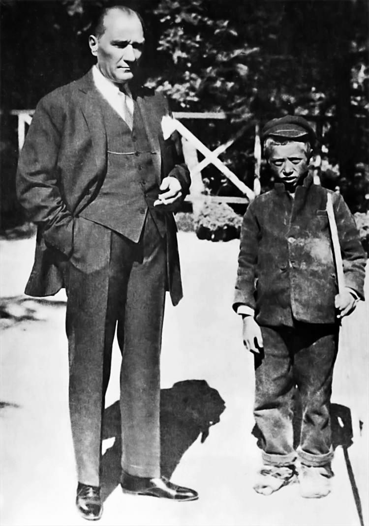 <p>Cumhurbaşkanı Mustafa Kemal Atatürk (solda), Yalova'da kendisinin okutturulmasını isteyen sığırtmaç (çoban) Mustafa ile birlikte. (Arşiv-01.01.1929) ( BYEGM - Anadolu Ajansı )</p>
