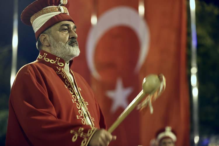 <p>Kent meydanındaki Atatürk Anıtı’na kadar ellerindeki fener ve Türk bayraklarıyla yürüyen vatandaşlara bando takımı eşlik etti.</p>
<p> </p>