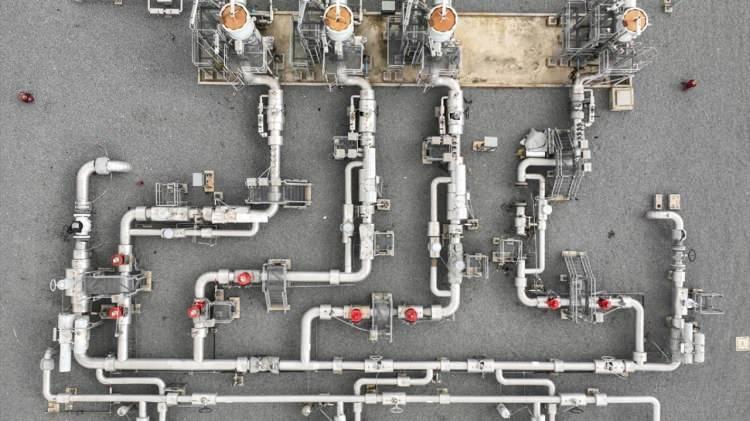 <p>Kaymaz, devam eden kapasite arttırma çalışmalarıyla ilgili, "Tesisimiz şu anda 40 milyon metreküp günlük geri üretim kapasitesine sahip. Genişleme projemizle birlikte 80 milyon metreküp günlük geri üretim kapasitesiyle pik zamanlarda Türkiye`nin günlük gaz ihtiyacının yüzde 25`ini karşılayacağız." diye konuştu.</p>
<p>Depolama tesisleriyle tüketicinin kesintisiz doğal gaz kullanımının sağlandığını aktaran Kaymaz, tesisin kış dönemine yüzde 100 doluluk oranıyla girdiğini sözlerine ekledi.</p>
<p> </p>