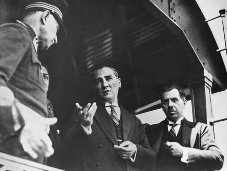 <p>Cumhurbaşkanı Mustafa Kemal Atatürk, İzmit'te trende. TBMM Başkanı Kazım Özalp (sağda). (Arşiv-05.06.1928) ( BYEGM - Anadolu Ajansı )</p>
