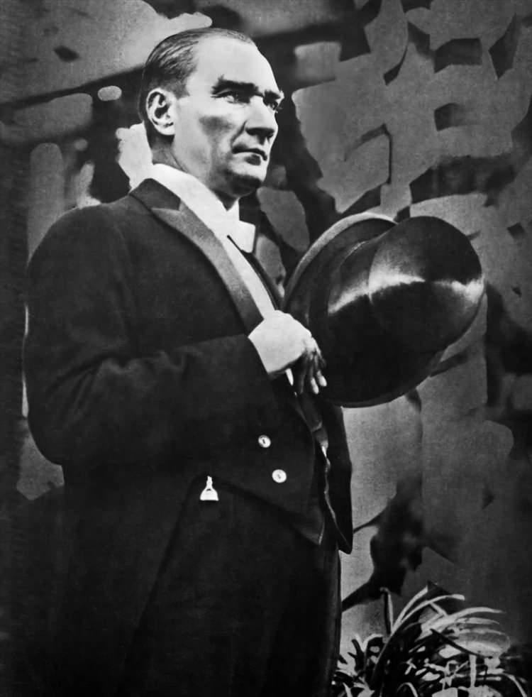 <p>Mustafa Kemal Atatürk, Ankara'da Cumhuriyet Bayramı kutlamalarına katıldı. (Arşiv-29.10.1925) ( Hanri Benazus Arşivi - Anadolu Ajansı )</p>
