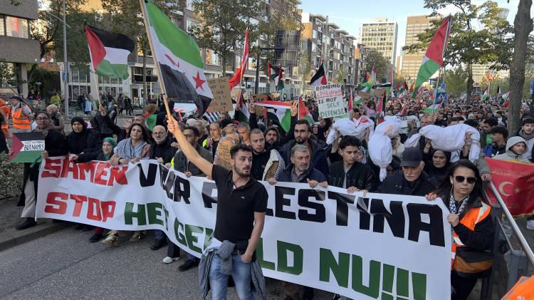 <p>Hollanda’nın bir an evvel İsrail'e desteğini kesmesi talebinde bulunan göstericiler, İsrail’in Filistinlilere 75 yıldır baskı uyguladığına ve zulüm yaptığına dikkati çekti.</p>

<p> </p>
