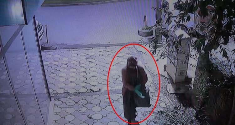 <p>Durumu fark eden minibüs sahibi H.M., aracından 42 bin doların çalındığı iddiasıyla polise başvurdu.</p>