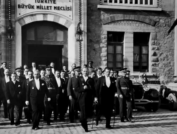 <p> Cumhurbaşkanı Mustafa Kemal, Ankara'da 29 Ekim Cumhuriyet Bayramı kutlamalarında TBMM'den çıkarken. (Arşiv-29.10.2023) ( AA Arşivi - Anadolu Ajansı )</p>
