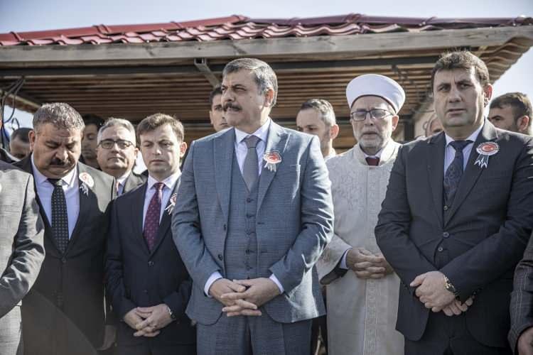 <p>Anma programına, Çat Kaymakamı Muhammet Serdar Erdoğan, AK Parti İl Başkanı İbrahim Küçükoğlu, Çat Belediye Başkanı Melik Yaşar, Palandöken Belediye Başkanı Muhammet Sunar, şehit yakınları, gaziler ve vatandaşlar katıldı.</p>

<p> </p>
