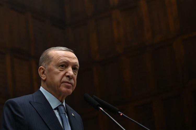 <p>7 Ekim'den bu yana krizin daha fazla büyümemesi için ellerinden gelen her türlü çabayı gösterdiklerini belirten Erdoğan, şunları kaydetti:</p>
<p><em>"Gazze halkının ihtiyaçlarının bir nebze de olsa giderilmesi için, Mısır'daki El Ariş Havalimanı'na şimdiye kadar toplam 8 uçak dolusu tıbbi ve insani yardım malzemesi gönderdik. Yaralıların tedavisi için 25 sağlık personelimizi ilk etapta yine Mısır'a sevk ettik. Aynı şekilde, kim yaparsa yapsın, İsrailli siviller dahil, sivilleri hedef alan eylemleri asla mazur görmediğimizi açıkça ifade ettik. Bu ilkeli duruşumuzu dün olduğu gibi bugün de sürdürüyoruz. İsrail devletiyle bir sorunumuz yok ama İsrail'in uyguladığı mezalimi devlet yerine örgüt gibi hareket etme tarzını asla tasvip etmedik, etmeyeceğiz. İsrail, 7 Ekim'den beri Gazze'deki masum insanlara karşı, tarihin en kanlı, en iğrenç, en vahşi saldırılarından birini gerçekleştiriyor.</em></p>