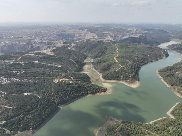 <p> Havadan çekilen görüntülerde ayrıca suyun renginin değiştiği, bazı yerlerde ise toprakta çatlaklar oluştuğu görüldü.</p>