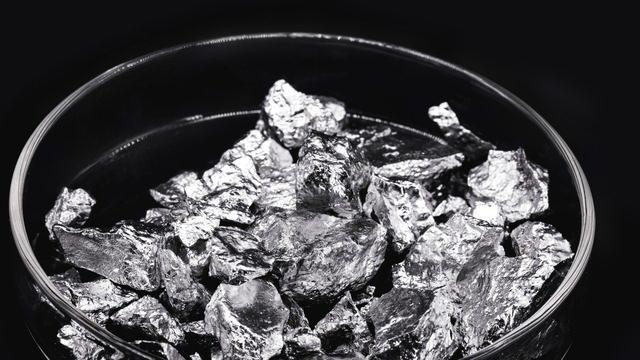 <p>Madenciliğin geliştirilmesine yönelik çalışmalar neticesinde son 10 yılda ortalama yıllık 742 milyon ton maden üretimi yapan Türkiye, geçen yıl maden ihracatını bir önceki yıla kıyasla yüzde 9,1 artırarak 6,5 milyar dolara çıkardı ve bu alanda Cumhuriyet tarihinin rekoruna imza attı.</p>
