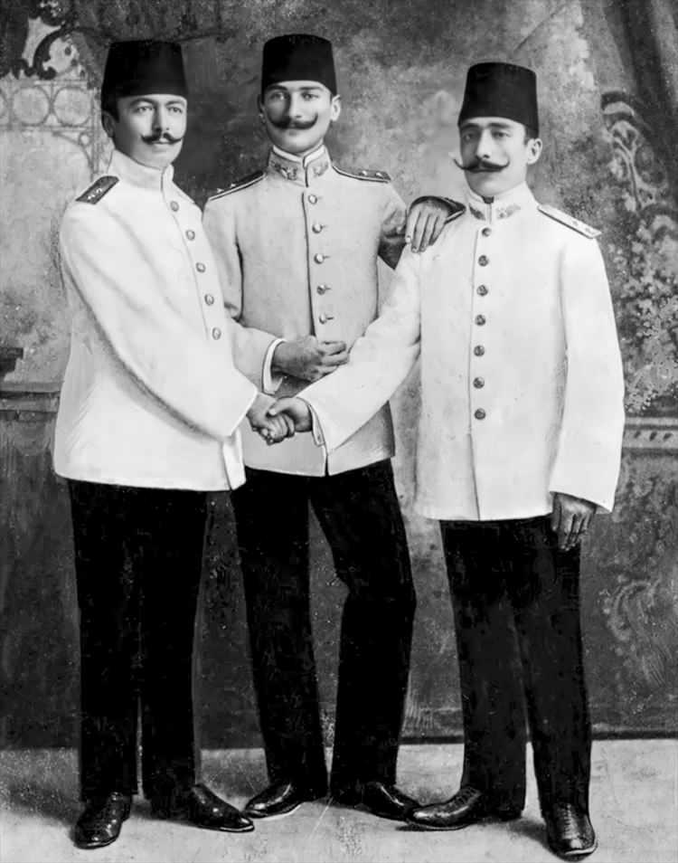 <p>- AA, ARŞIVINDEKİ 100 ATATÜRK FOTOĞRAFINI DİJİTAL RESTORASYONLA İYİLEŞTİRDİ</p>

<p>Gazi Mustafa Kemal Atatürk tarafından Türkiye Büyük Millet Meclisi açılmadan 17 gün önce kurulan Anadolu Ajansı da arşivindeki Atatürk fotoğraflarıyla özel bir çalışmaya imza attı.</p>

<p>AA, dijital restorasyon teknikleriyle iyileştirmeler yapılan Atatürk fotoğraflarıyla "100 Fotoğrafla Atatürk" başlıklı koleksiyon hazırladı.</p>

<p>----</p>

<p>Kurmay Yüzbaşı Mustafa Kemal (ortada), Beşinci Ordu'da birlikte görev yaptığı iki arkadaşı ile. Lütfi Müfid Özdeş (solda). (Arşiv-15.07.1907) ( AA Arşivi - Anadolu Ajansı )</p>
