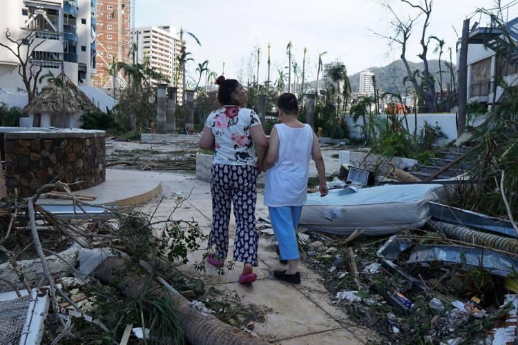 <p>Kasırga nedeniyle on binlerce kişinin evi hasar alırken, meskenler de elektriksiz kaldı. Kasırga ağaçları yerinden söktü, birçok yerleşim alanına ve araçlara zarar verdi.</p>

<p> </p>
