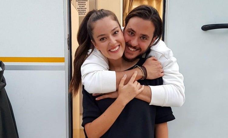<p><strong>Ailesi ile birlikte Fransa'ya tatile giden oyuncu Pınar Akil, bavulun içine koydukları ile eşini şoke etti. Götürdükleri eşyalara ve gıdalara anlama veremeyen Altan, o anları Youtube hesabından paylaştı.</strong></p>

