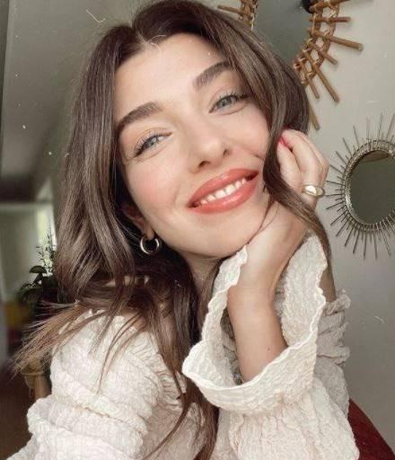 <p><em><strong>Mert çok şaşırdı. Ben o zaman 22 yaşındaydım, şu an böyle bir şey yapar mıydım bilmiyorum, o dönem babamın benden beklentisi, aile yaşantım, evdeki durumum böyleydi. Böyle yetiştim ben" ifadelerini kullandı.</strong></em></p>
<p> </p>