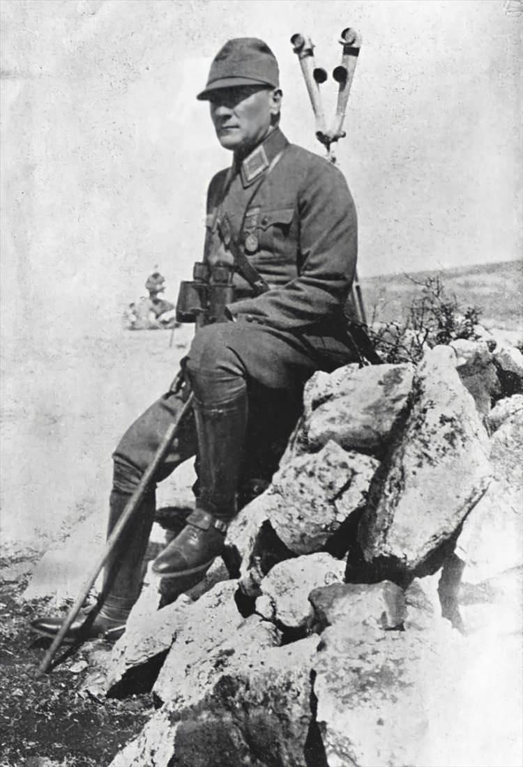 <p>- "ANAFARTALAR KAHRAMANI"</p>

<p> </p>

<p>Mustafa Kemal, 1913'te Balkan Harbi'nden sonra Sofya ataşemiliterliğine atandı. Ataşemiliter olarak görev yaptığı sırada Birinci Dünya Savaşı'nın başlaması üzerine Mustafa Kemal, Başkomutanlık Vekaleti'ne müracaat ederek cephede görev almak istedi.</p>
