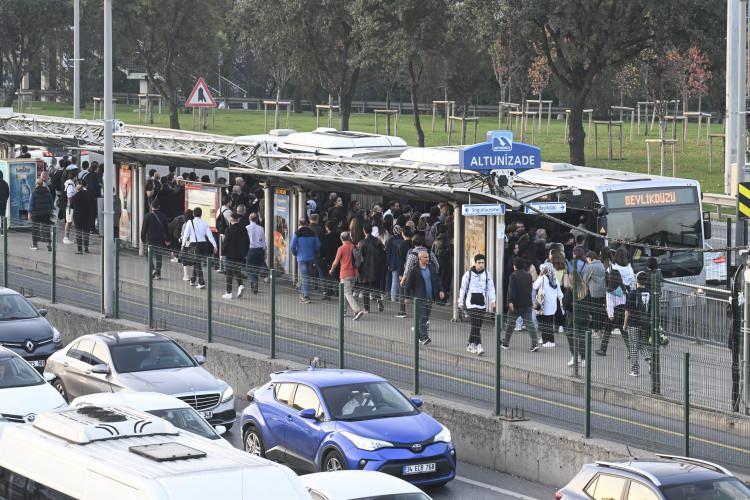 <p>TEM Otoyolu'nda Hasdal ile Maslak mevkileri arasındaki yoğunluk nedeniyle araçlar güçlükle ilerliyor.</p>
<p>Kent genelinde bazı metrobüs ve metro duraklarında da yolcu yoğunluğu meydana geldi.</p>
<p> </p>