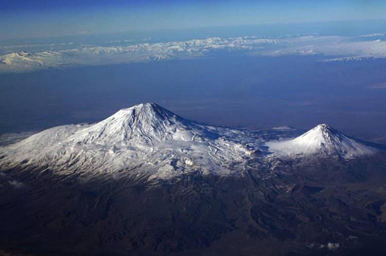 <p>Kutsal Kitaplarda geçen geminin 150 gün süren bir tufanın ardından Cudi dağına yerleştiği belirtilir. Bahsi geçen Cudi Dağı'nın hangi dağ olduğu tam olarak bilinmese de Araştırmacılar geminin Türkiye'deki<strong> 'Ararat dağlarına'</strong> (Ağrı Dağı) yerleştiğini ve bu tufanın dünyayı ve üzerindeki ahşap geminin içinde bulunmayan her canlıyı boğduğunu belirtilir.</p>
