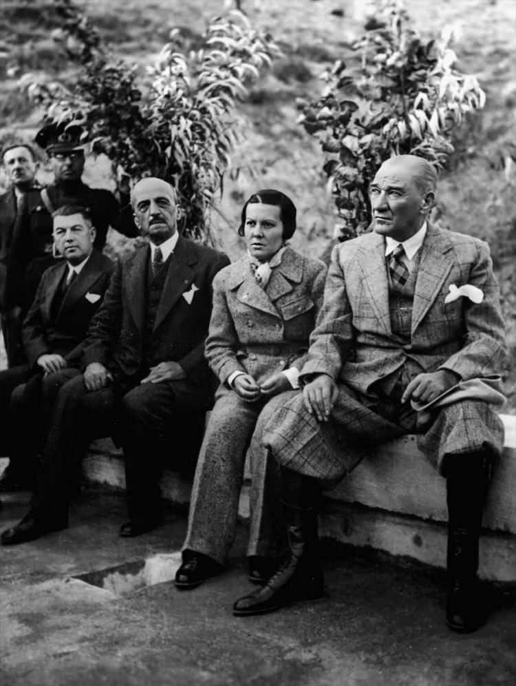 <p>Cumhurbaşkanı Mustafa Kemal Atatürk (sağda), 17 Kasım 1937'de bayan pilot Sabiha Gökçen (sağ 2) ve diğer yetkililerle birlikte. (Arşiv-17.11.1937) ( BYEGM - Anadolu Ajansı )</p>