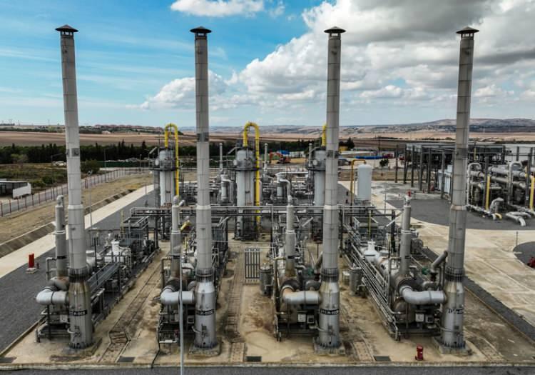 <p>Tuz Gölü Doğal Gaz Depolama Tesisi İşletme Müdürü İbrahim Kaymaz, yaklaşık 1500 metre derinlikteki tuz tabakalarının tatlı suyla çözdürülmesi sonucunda oluşturulan suni mağaralarda doğal gaz depolama işlemi yapıldığını anlattı.</p>