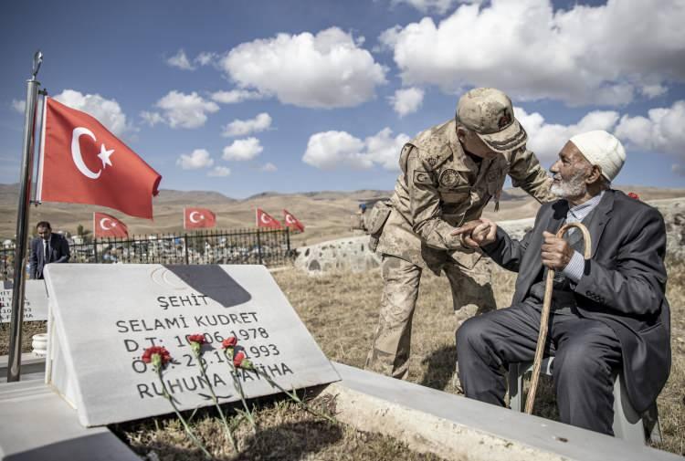 <p>İl Jandarma Komutanı Tuğgeneral Metin Düz, mezar başında ağlayan 74 yaşındaki şehit yakını Zeki Gürcüoğlu'na sarılıp teselli etti.</p>

<p> </p>
