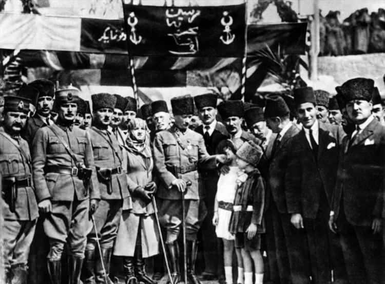 <p>Bunun üzerine Mustafa Kemal, 1915'te Esat Paşa komutasındaki 3. Kolordu'ya bağlı Tekirdağ'da oluşturulacak 19'uncu Tümen Komutanlığına atandı.</p>

<p> </p>

<p>Gelibolu Yarımadası'na asker çıkaran ve Conkbayırı'na ilerleyen düşman kuvvetleri, Atatürk'ün komutasındaki 19'uncu Tümen kuvvetlerinin taarruzuyla geri çekildi. Mustafa Kemal Paşa, cephanesi biten Türk askerine "Cephaneniz yoksa süngünüz" var diyerek, moral ve güven verdi.</p>

<p>---</p>

<p> Mareşal Mustafa Kemal'in, Mersin millet bahçesinde 1923 yılında çocuklarla çekilen bir fotoğrafı. (Arşiv-16.03.1923) ( Genelkurmay Başkanlığı - Anadolu Ajansı )</p>
