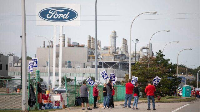 <p>ABD'nin üç büyük otomobil üreticisi Ford, GM ve Stellantis'e yönelik greve giden UAW üyesi sayısının, Sterling Heights montaj tesisinden katılan son işçilerle birlikte 40 bini aştığı vurgulandı.</p>
