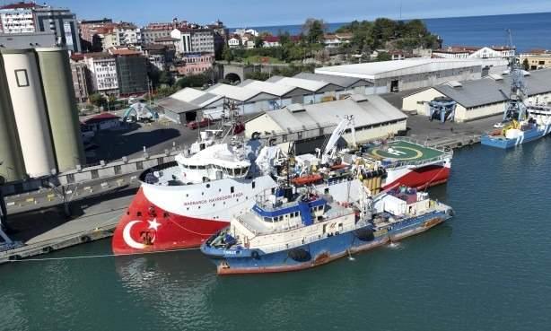 <p>Bu ses dalgası yer içine ulaşıyor, yer içindeki farklı fiziksel özellikteki yapıların içinden geçerek ve geri yansıyarak alıcı kablolarımız tarafından kaydediliyor. </p>