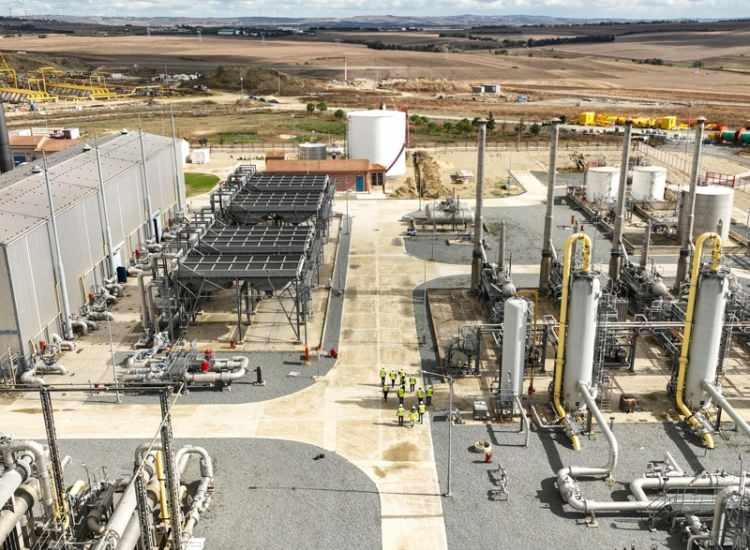 <p>Silivri Doğal Gaz Depolama Tesisi İşletme Müdürü Erkan Akbaş, AA muhabirine, toplam 4,6 milyar metreküp depolama kapasitesine sahip tesisin, mevcut durumda Türkiye`nin en büyük doğal gaz depolama tesisi olduğunu söyledi.</p>