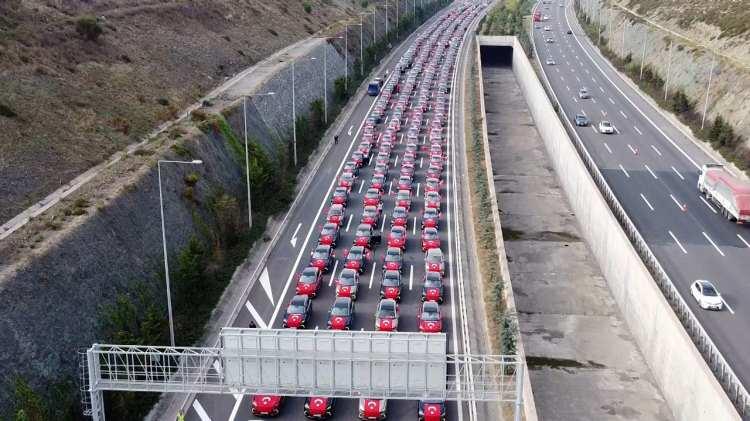 <p>Türkiye'nin yerli otomobili Togg'lar, Yavuz Sultan Selim Köprüsü'nden geçti</p>
