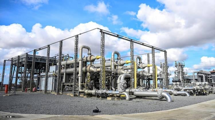 <p>Daha önce gaz keşfedilmiş ve üretim aşamasını tamamlamış olan tüketilmiş gaz sahalarının söz konusu depolama işlemi için geliştirildiğini belirten Akbaş, şöyle devam etti: </p>