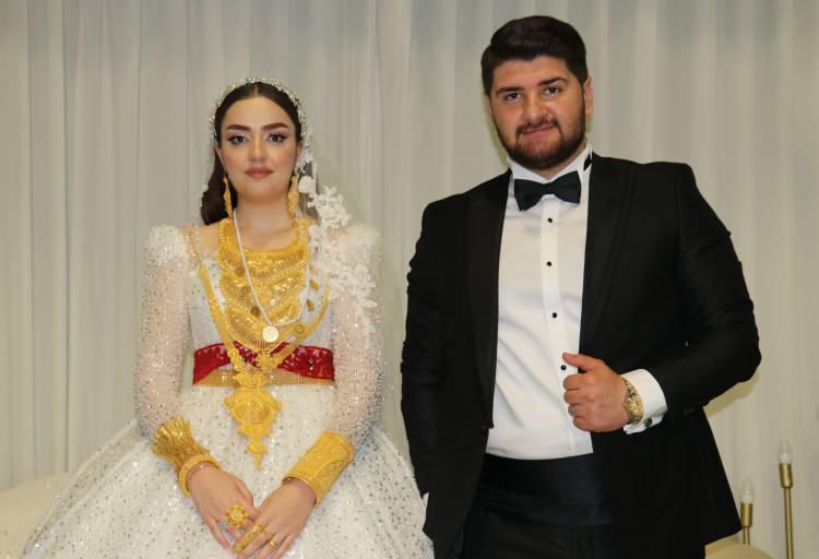 <p>Yemek ikramının ardından geçilen takı töreni yaklaşık 6 saat sürdü. 12 kişinin para saydığı takı töreninde damada 10 milyon 150 bin TL nakit para, geline ise kilolarca altın takılarak son yılların en çok takı takılan düğünü olarak hafızalara kazındı.</p>