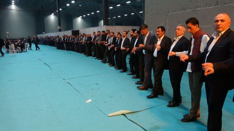 <p>İsrail’in Filistin’e yönelik yaptığı katliamlar nedeniyle buruk bir mutluluk yaşadıklarının altını çizen Bayram, “Malum İsrail’in Filistin’e saldırısını içimize sindiremiyoruz. İçimiz kan ağlıyor. Bu nedenle fazla çalgı olmadı” diye konuştu.</p>