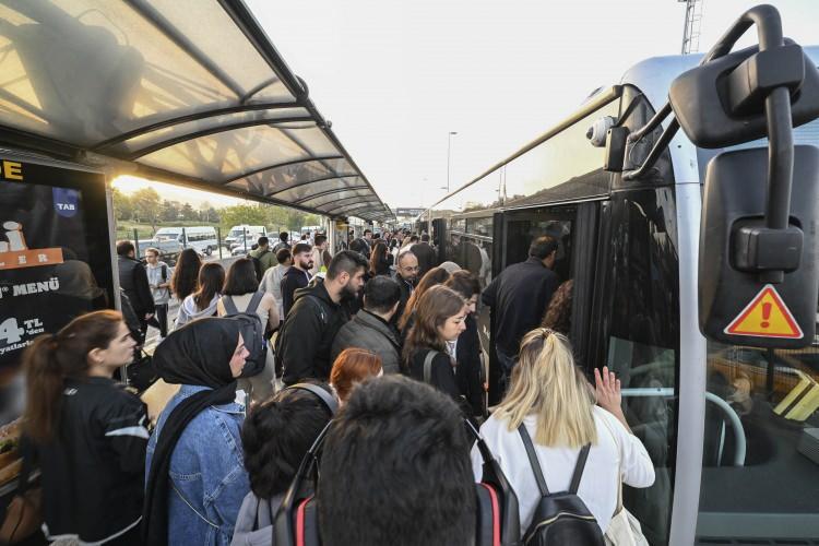 <p>İBB Cep Trafik haritası verilerine göre, kentteki trafik yoğunluğu saat 09.00 itibarıyla yüzde 67 olarak ölçüldü.</p>
<p>Anadolu Yakası'nda ise trafik yoğunluğu yüzde 74'e kadar yükseldi.</p>